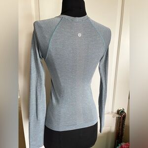 Lululemon Women's Blue Sit In Stillness Long Sleeve Top Shirt Measures Size XS